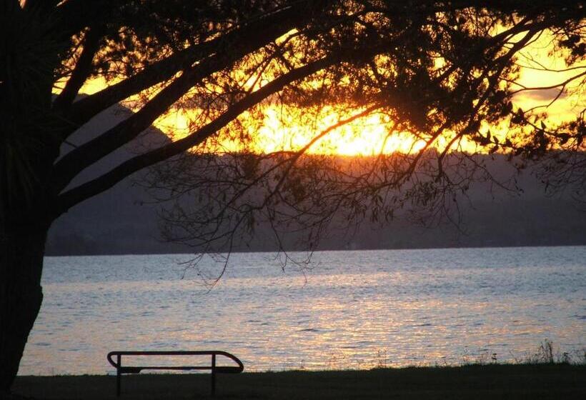 2 Bedrooms Apartment Lake View, Cedarwood Lakeside Motel & Conference Venue