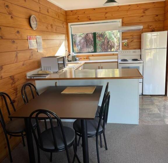 ファミリールーム, Cedarwood Lakeside Motel & Conference Venue