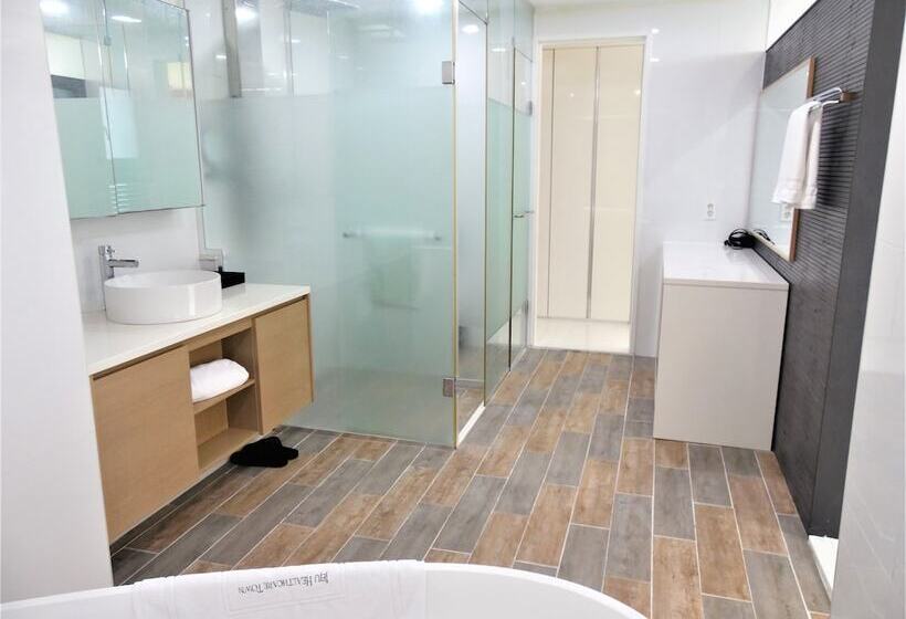 Королевский Люкс, Healthcare Town Resort