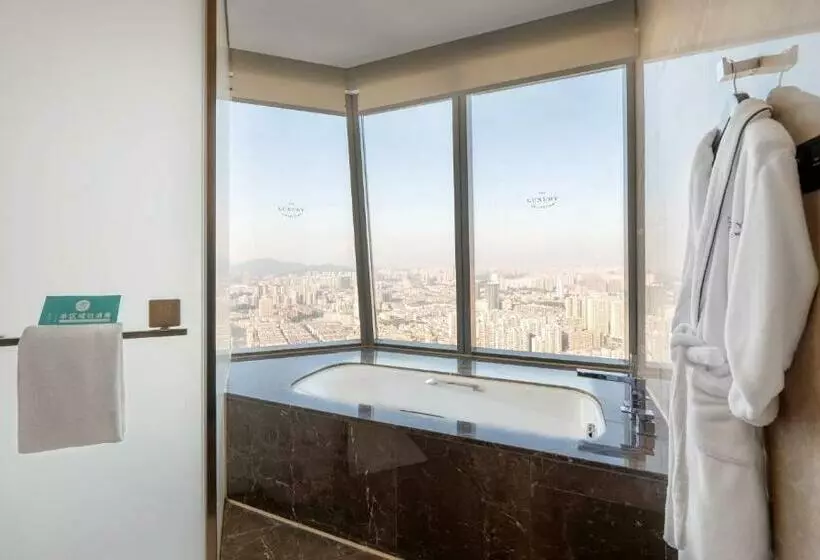 キングサイズベッド、シティビューデラックスルーム, Meixi Lake Hotel, A Luxury Collection Hotel, Changsha