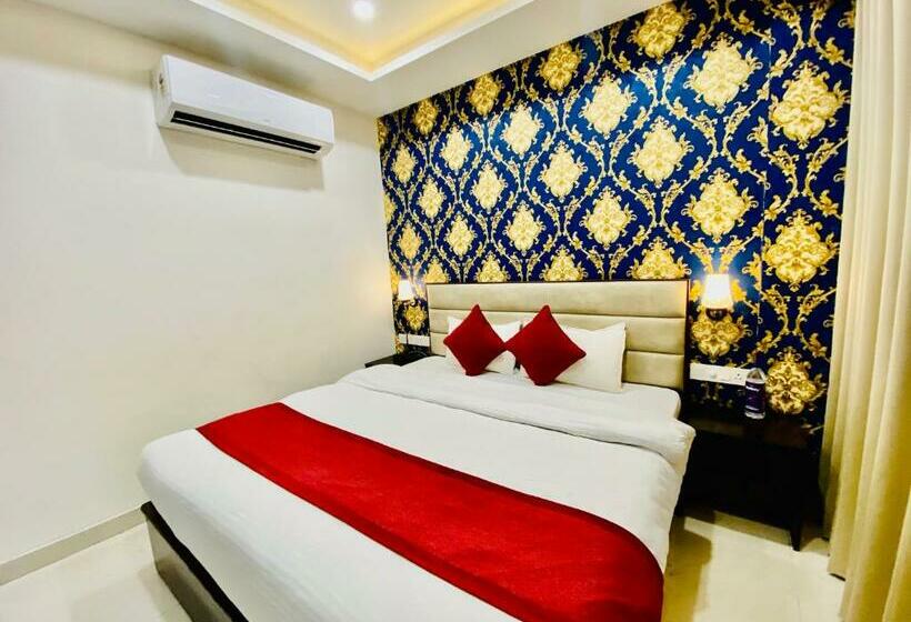 Номер Deluxe, Blueberry Hotel Zirakpur A Family Hotel With Spacious And Hygenic Rooms