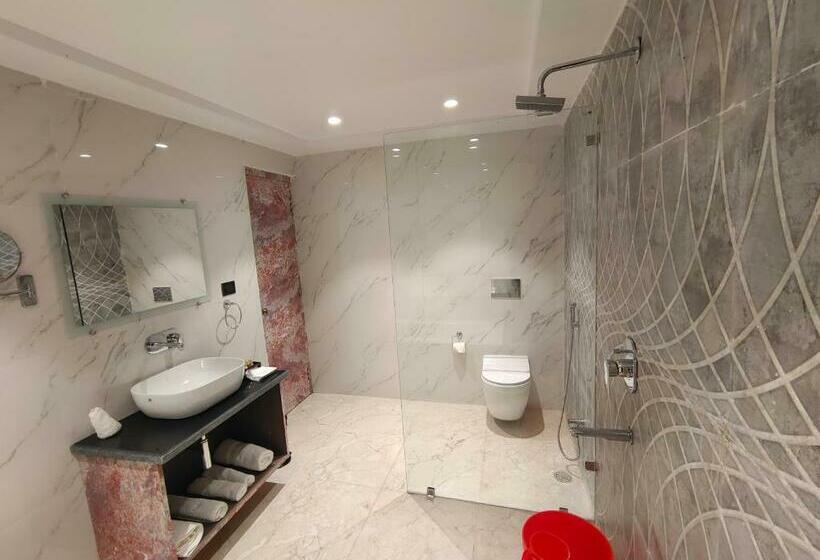 스탠다드 발코니 룸, The Emerald Hotel & Siya Milan Banquets