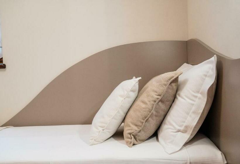 חדר סטנדרטי לשלושה עם נוף, Airport Bea Rooms