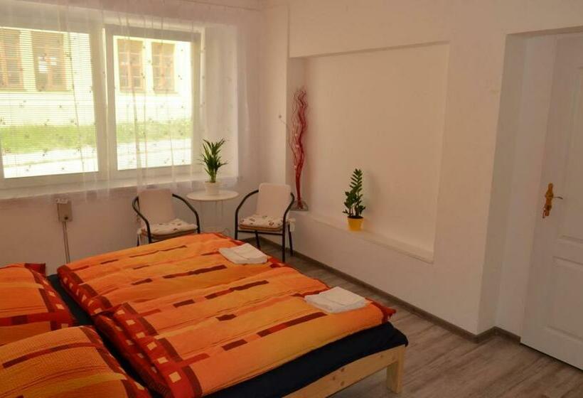 Quarto Familiar, Penzion Pod Platanem