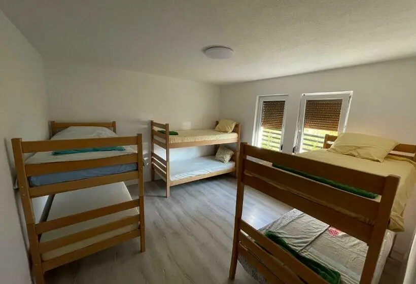 تختخواب در اتاق مشترک, Rock Hostel