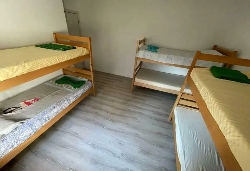 تختخواب در اتاق مشترک, Rock Hostel