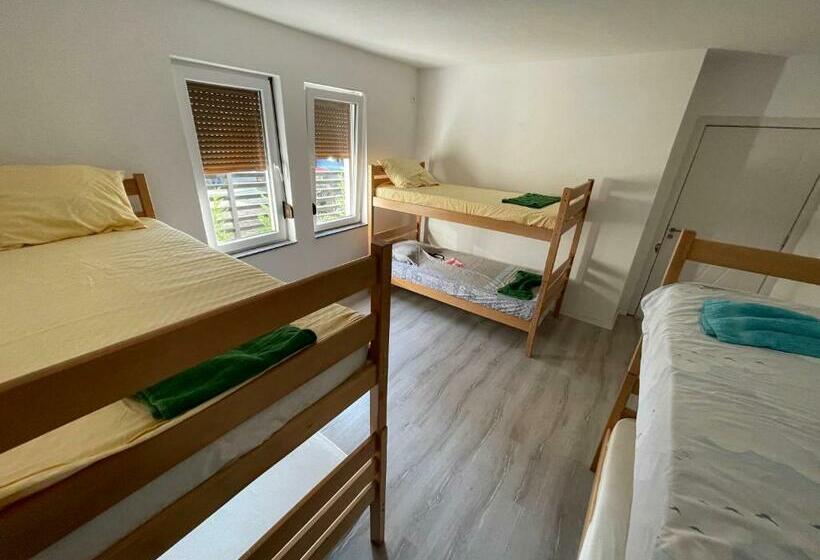 تختخواب در اتاق مشترک, Rock Hostel