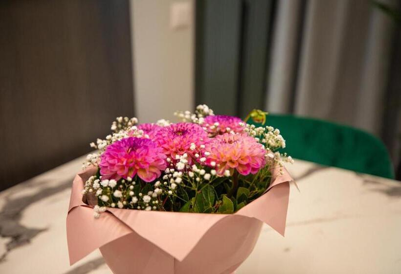 庭の見える１ベッドルームアパートメント, Vlore Luxury Apartaments Fael