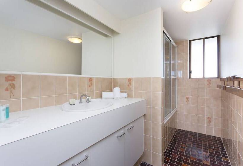 דירת חדר, Capricornia Apartments