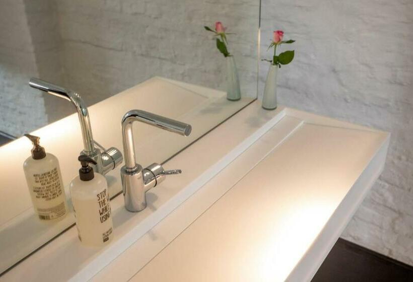 سوییت لوکس, B&b Suites Feek