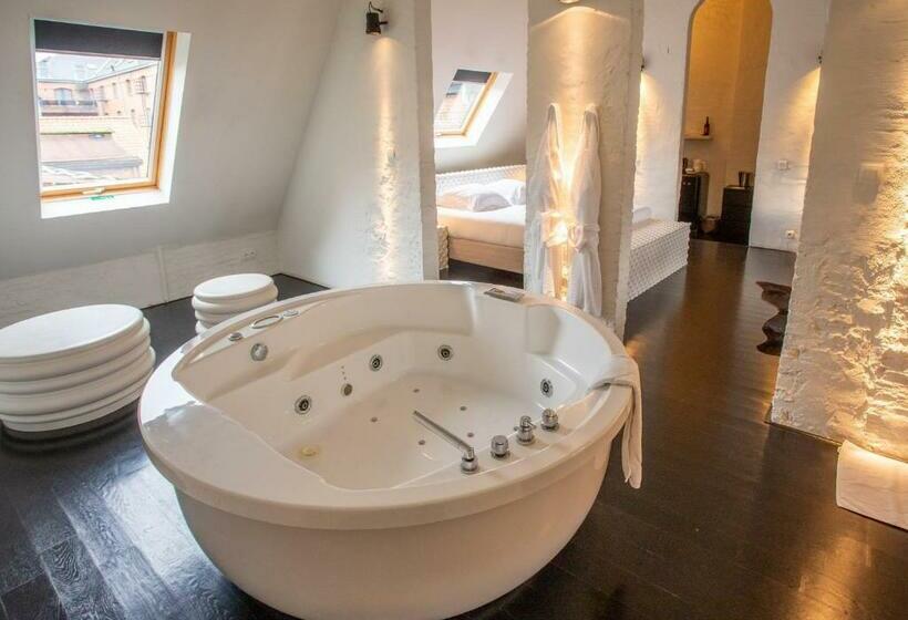 سوییت لوکس, B&b Suites Feek