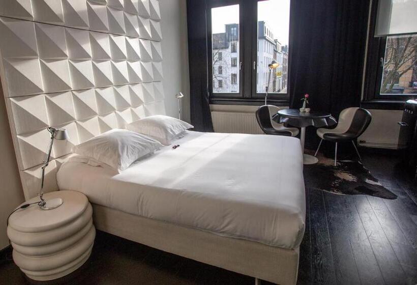 جناح جونيور, B&b Suites Feek