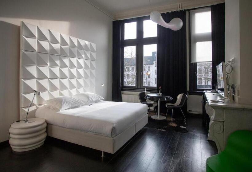 جناح جونيور, B&b Suites Feek