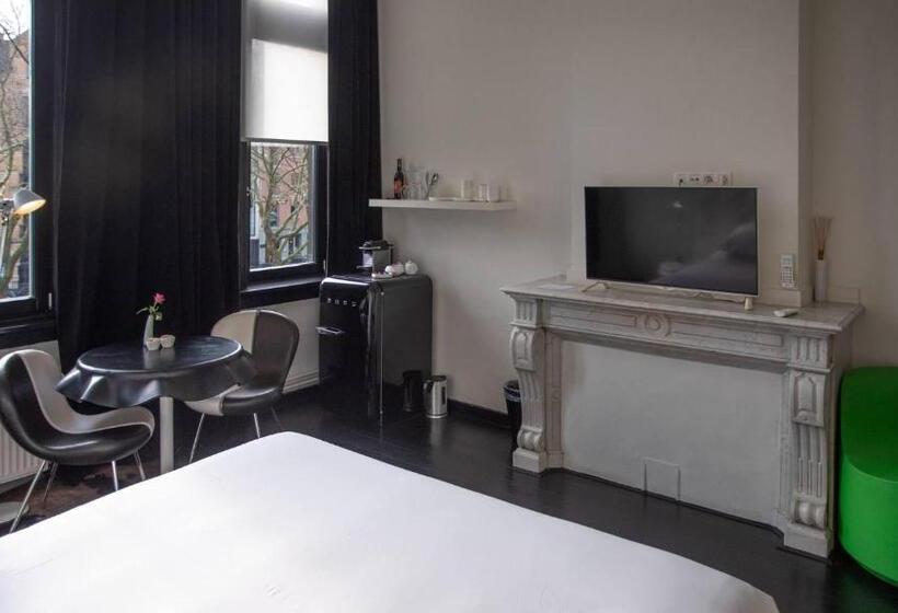 جناح جونيور, B&b Suites Feek