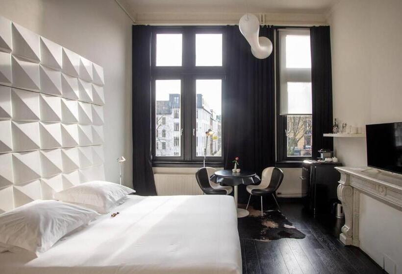 جناح جونيور, B&b Suites Feek