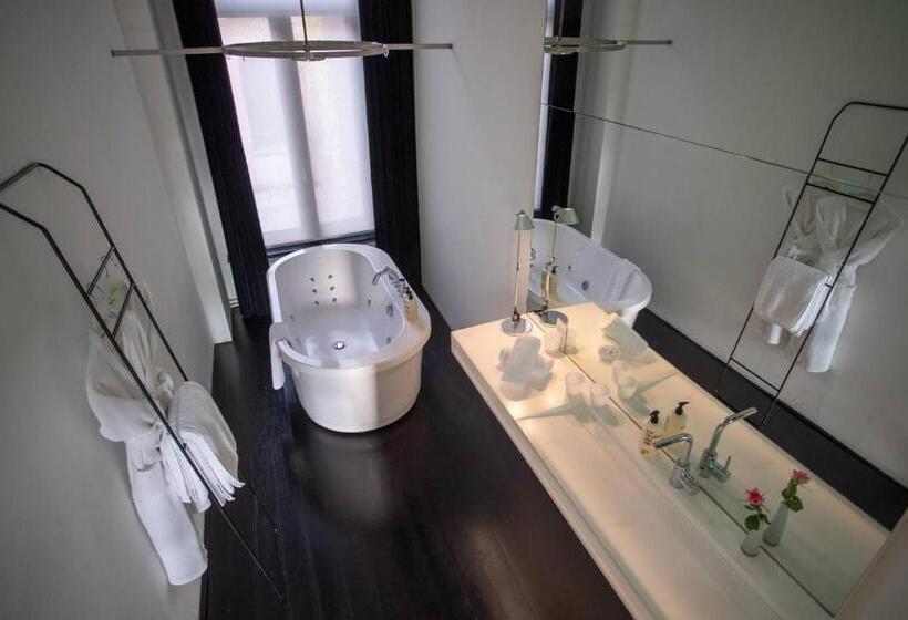 جناح جونيور, B&b Suites Feek