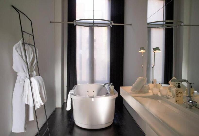 جناح جونيور, B&b Suites Feek