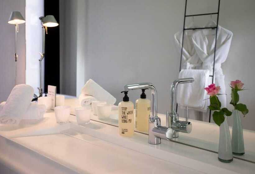 جناح جونيور, B&b Suites Feek