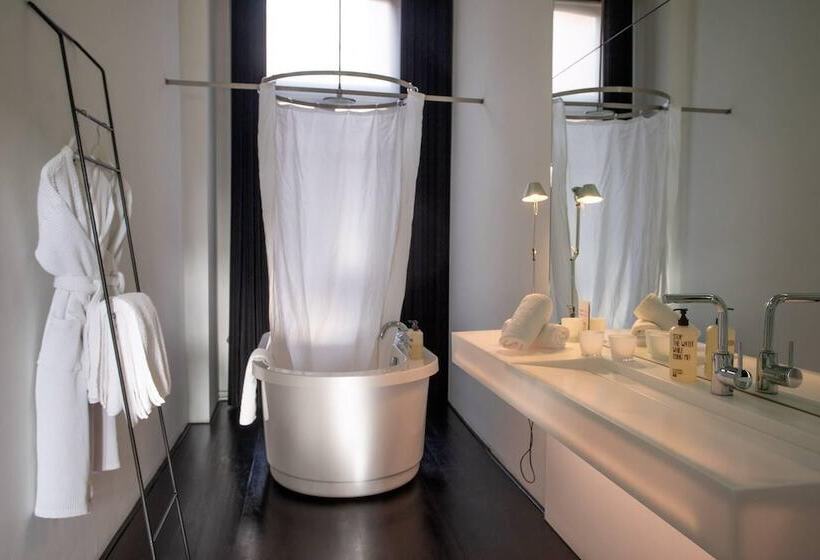 جناح جونيور, B&b Suites Feek