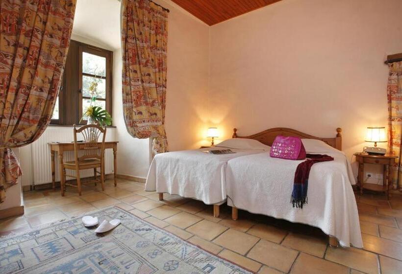 Семейный Номер, Chateau Chapeau Cornu