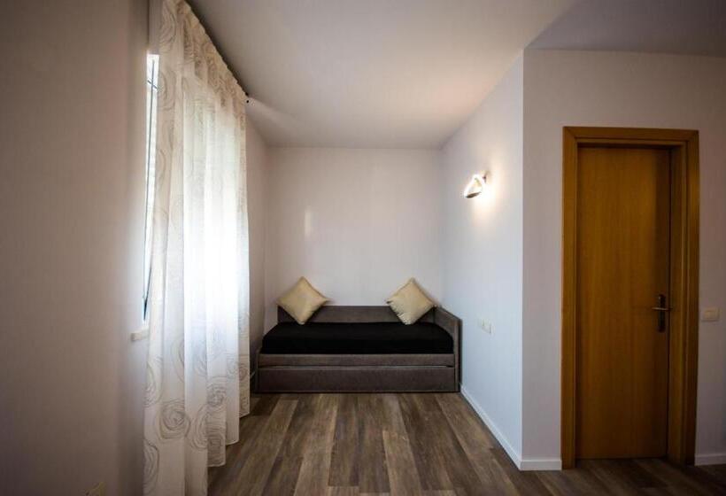 غرفة عائلية, Eden