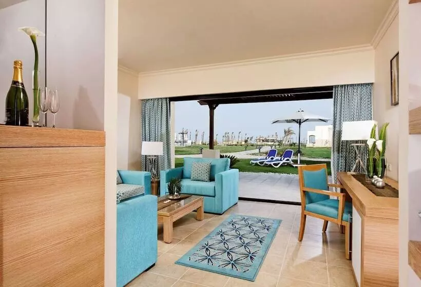 اتاق کلاسیک با چشم‌انداز استخر, Movenpick Waterpark Resort & Spa Soma Bay