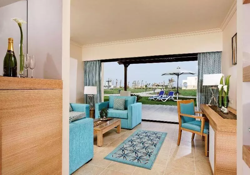 اتاق کلاسیک با چشم‌انداز استخر, Movenpick Waterpark Resort & Spa Soma Bay