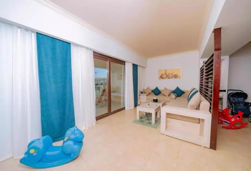 اتاق خانوادگی با چشم‌انداز استخر, Movenpick Waterpark Resort & Spa Soma Bay