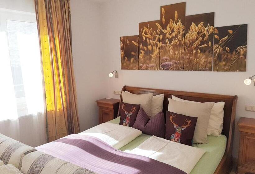 舒适三人间, Platzhirsch Zur Alten Wagnerei Gästehaus