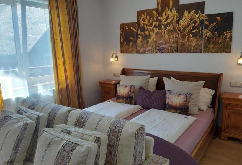 舒适三人间, Platzhirsch Zur Alten Wagnerei Gästehaus