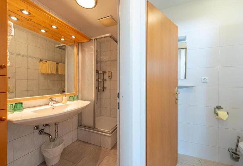 Четырехместный Номер Стандарт с Балконом, Platzhirsch Zur Alten Wagnerei Gästehaus
