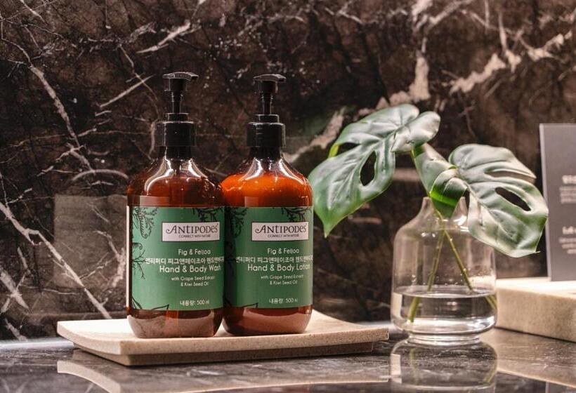 غرفة ديلوكس سرير كينج مطلة على المدينة, Voco Seoul Myeongdong, An Ihg