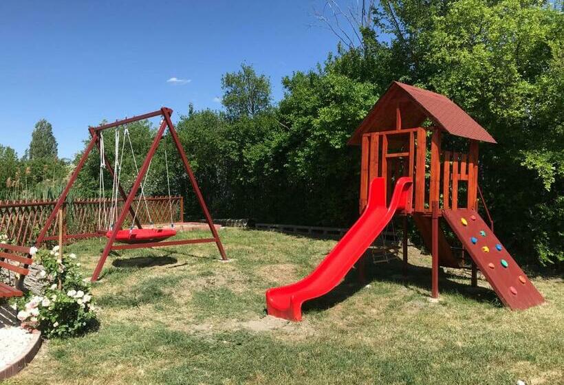 １階の１ベッドルームアパートメント, Tó Party Apartman