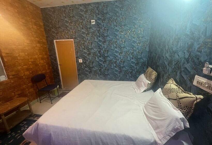 חדר קלאסי לשלושה, Oyo Flagship Kasturi