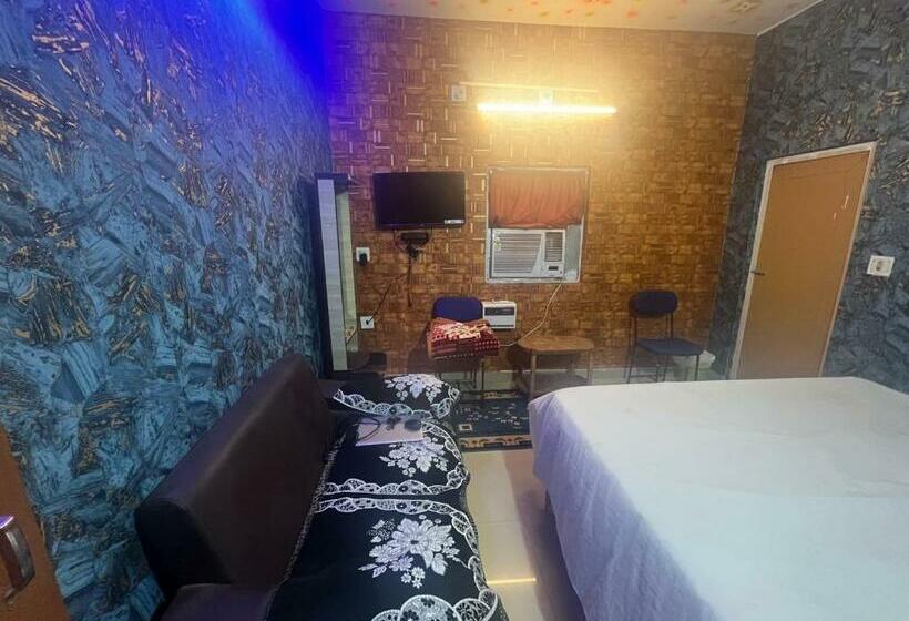 חדר קלאסי לשלושה, Oyo Flagship Kasturi