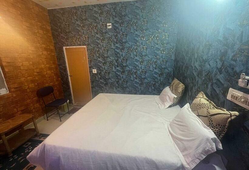 חדר קלאסי לשלושה, Oyo Flagship Kasturi