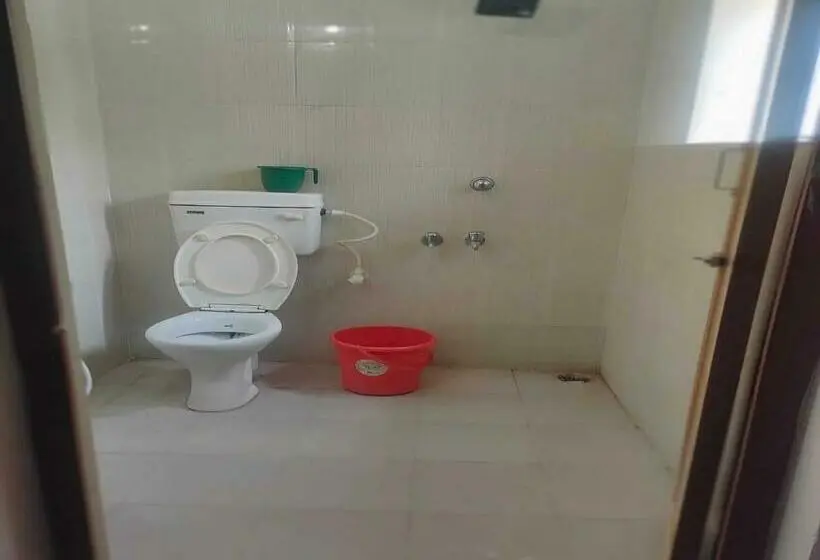 Classic Kolmen Hengen Huone, Oyo Flagship Kasturi