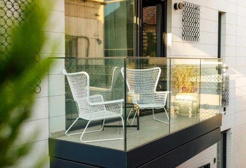 庭の見える１ベッドルームアパートメント, Rosetti One