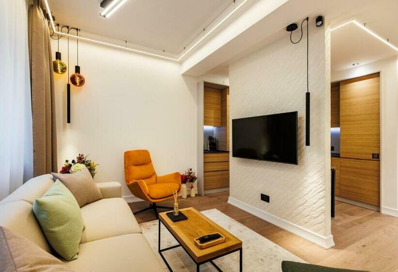 庭の見える１ベッドルームアパートメント, Rosetti One