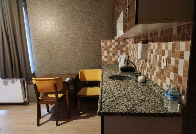 חדר קומפורט לשלושה, çakra Palace