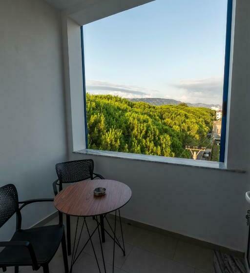 デラックスの4人部屋, Arnil