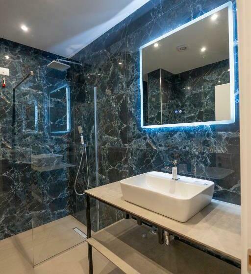 غرفة عائلية, Arnil