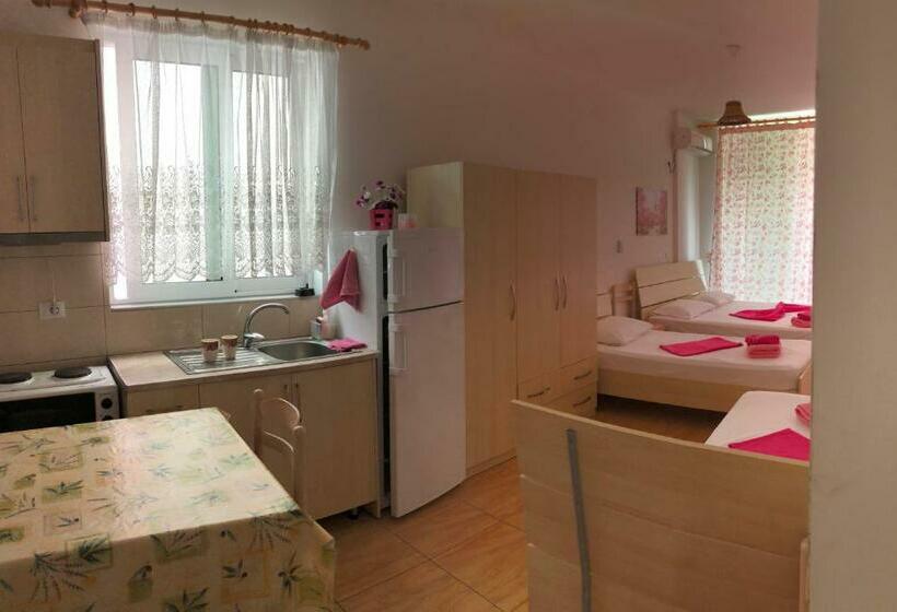 اتاق استاندارد چهارنفره با بالکن, Villa Xhelili