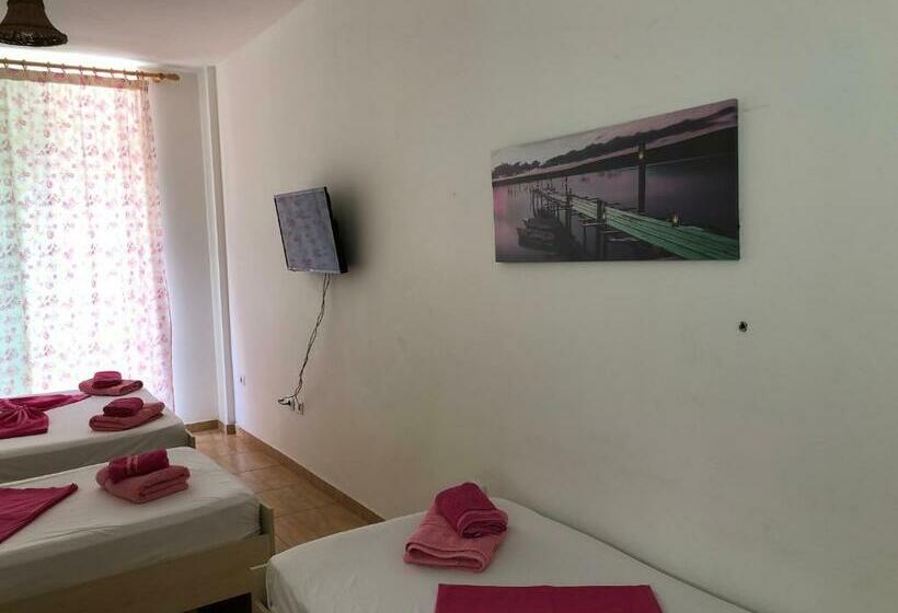 اتاق استاندارد چهارنفره با بالکن, Villa Xhelili