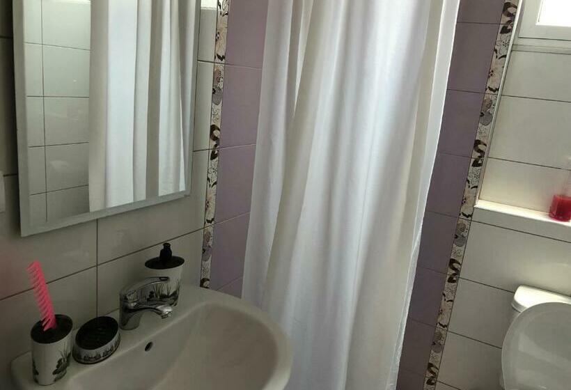 اتاق استاندارد چهارنفره با بالکن, Villa Xhelili