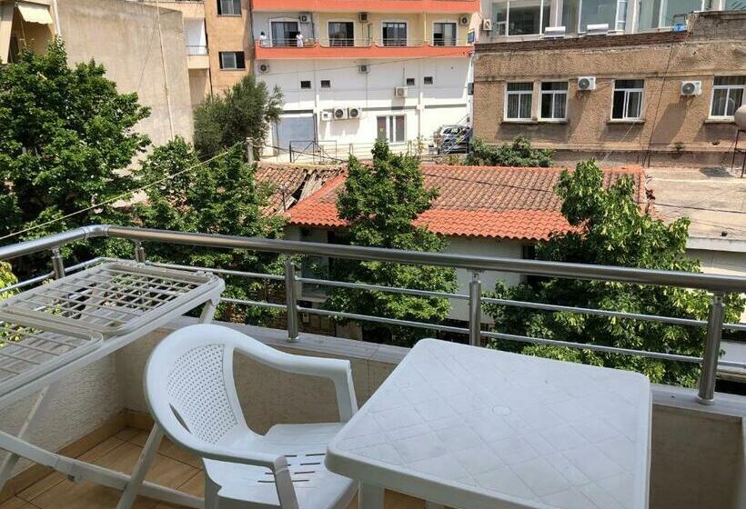 اتاق استاندارد چهارنفره با بالکن, Villa Xhelili