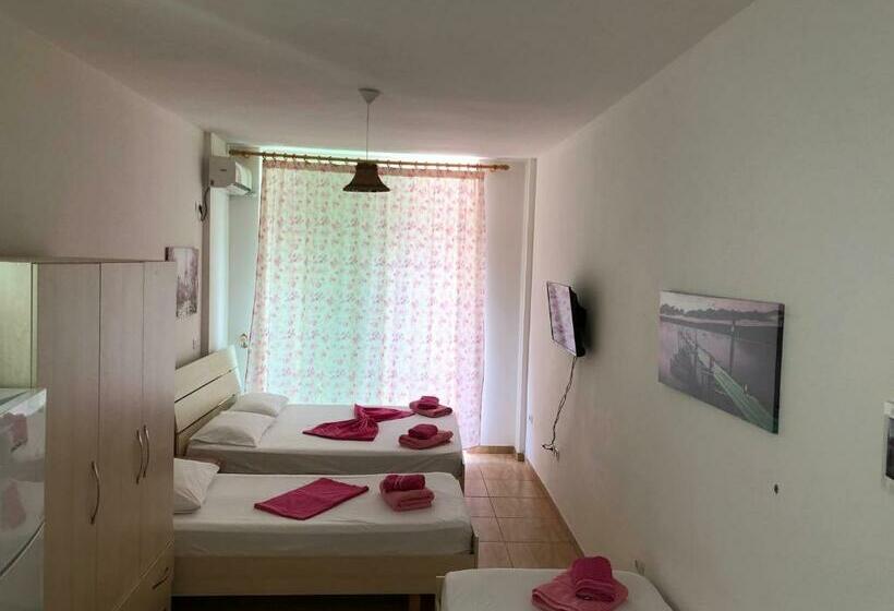 اتاق استاندارد چهارنفره با بالکن, Villa Xhelili