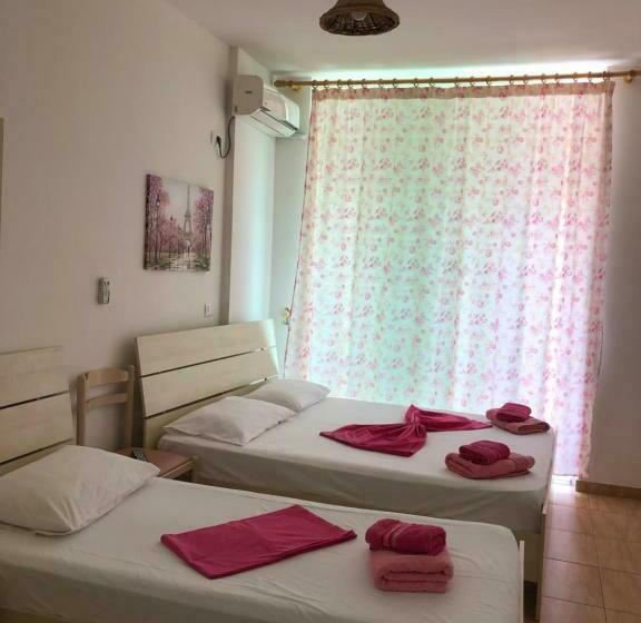 اتاق استاندارد چهارنفره با بالکن, Villa Xhelili