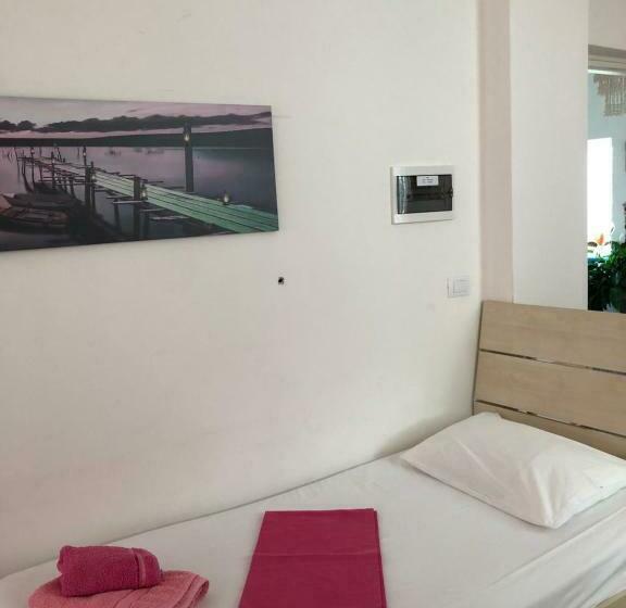 اتاق استاندارد چهارنفره با بالکن, Villa Xhelili