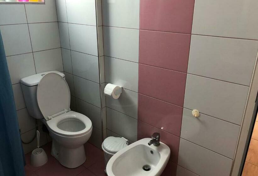 اتاق استاندارد چهارنفره با بالکن, Villa Xhelili